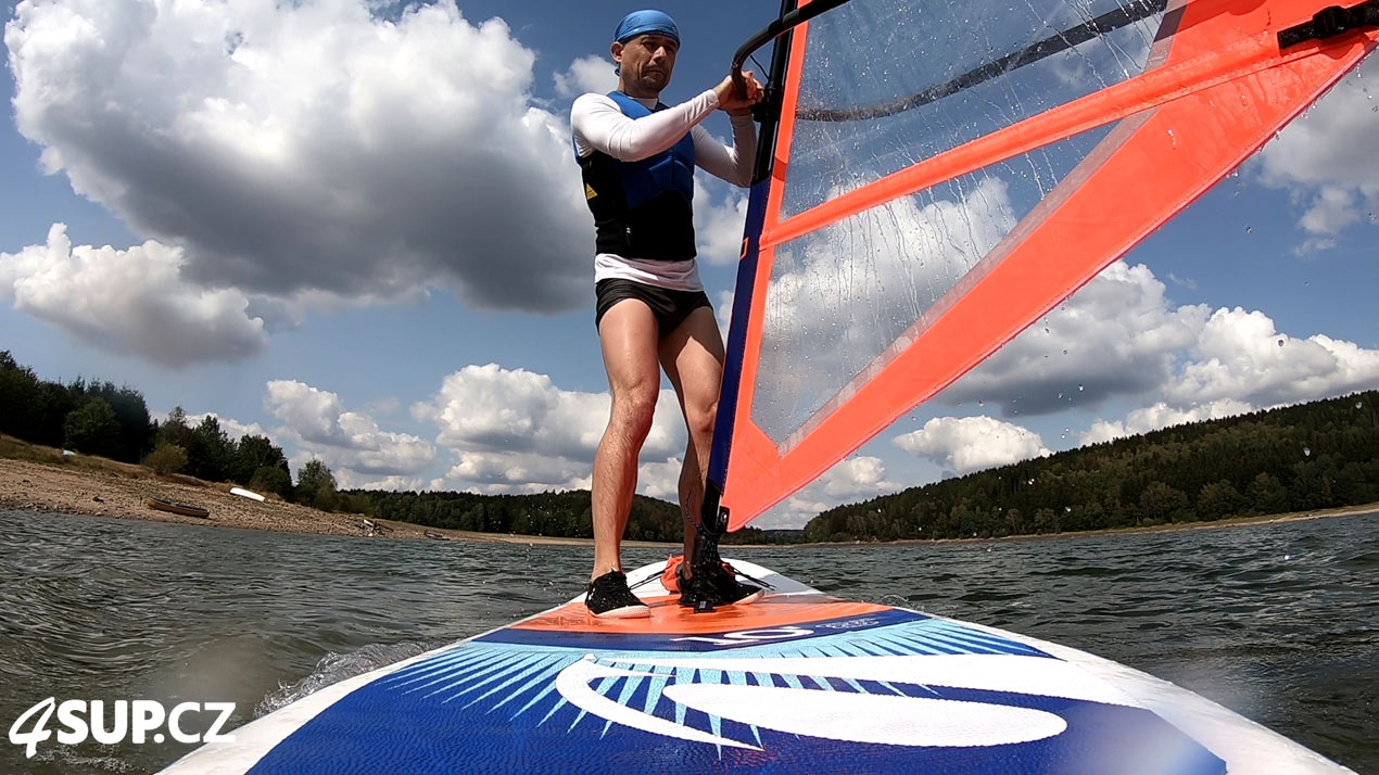 Výuka windsurfingu, nafukovací paddleboard, vytažení plachty z vody a rozjetí